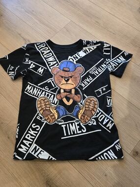 🫣Boys Black Graphic Bear Tee with Street Sign Print